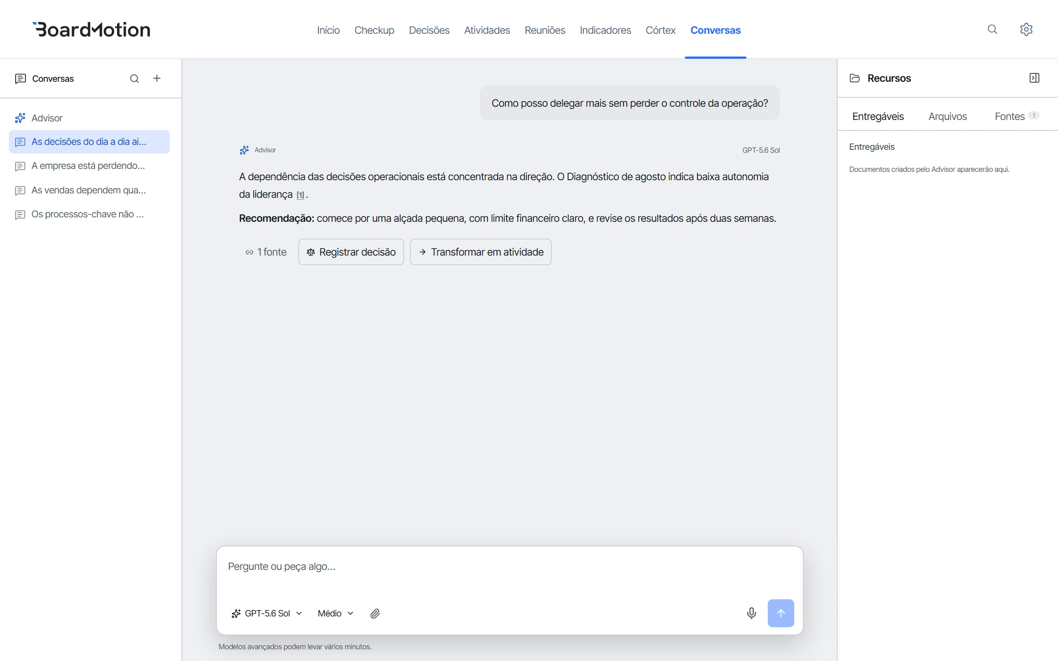Conversa no BM: o Advisor recomenda começar com uma alçada pequena, limite financeiro e revisão em duas semanas, com uma fonte identificada.